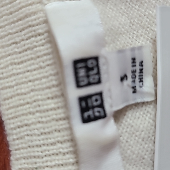 Uniqlo cream cashmere v-neck sweater - Picture 2 of 3